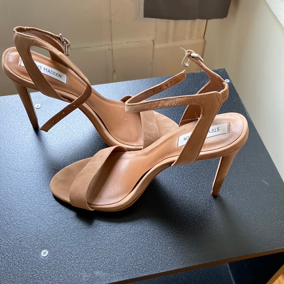 Steve Madden Nude Slim Heel - Picture 1 of 5